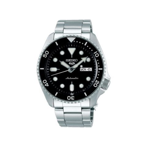 Reloj Seiko 5 Sports SRPD55K1 con esfera negra y bisel giratorio negro, visto de frente