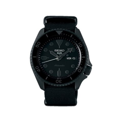 Reloj Seiko 5 Sports SRPD79K1 negro con caja, esfera y correa de nylon negras, visto de frente