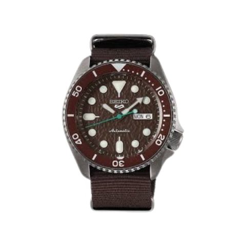 Reloj Seiko 5 Sports SRPD85K1 con esfera marrón texturizada, bisel marrón y segundero turquesa, visto de frente