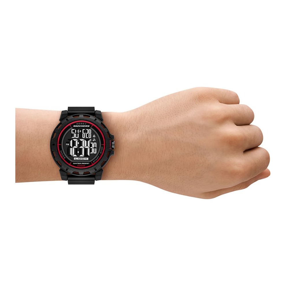 Reloj Skechers Newkirk SR5253 digital negro con detalles en rojo, en la muñeca