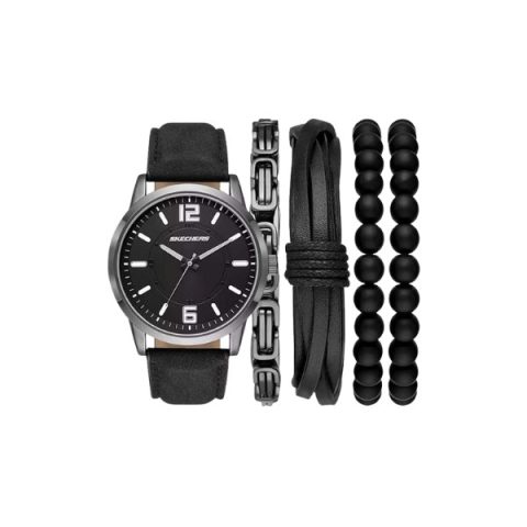 Set Skechers SR9043: reloj negro de esfera negra sobre correa de ante, más cuatro pulseras negras, visto de frente
