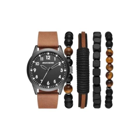 Set Skechers SR9065: reloj de esfera negra sobre correa de cuero camel, más cuatro pulseras de piedra y cuero, visto de frente