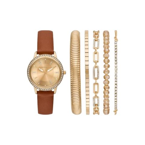 Set Skechers SR9126: reloj dorado con bisel de cristales y correa de cuero camel, más cinco pulseras doradas, visto de frente