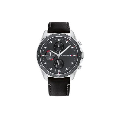 Reloj Tommy Hilfiger 1791838 con bisel grabado y esfera gris con detalles rojos, visto de frente